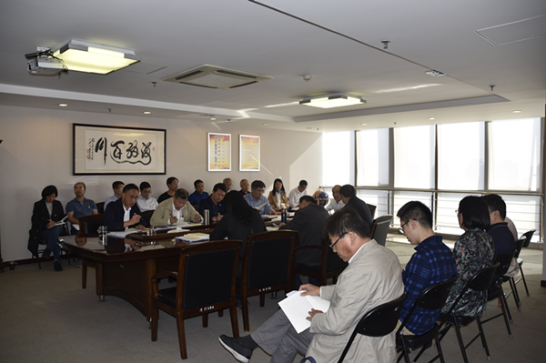 集團(tuán)公司召開“不忘初心、牢記使命”主題教育全面從嚴(yán)治黨專題集中學(xué)習(xí)研討會議